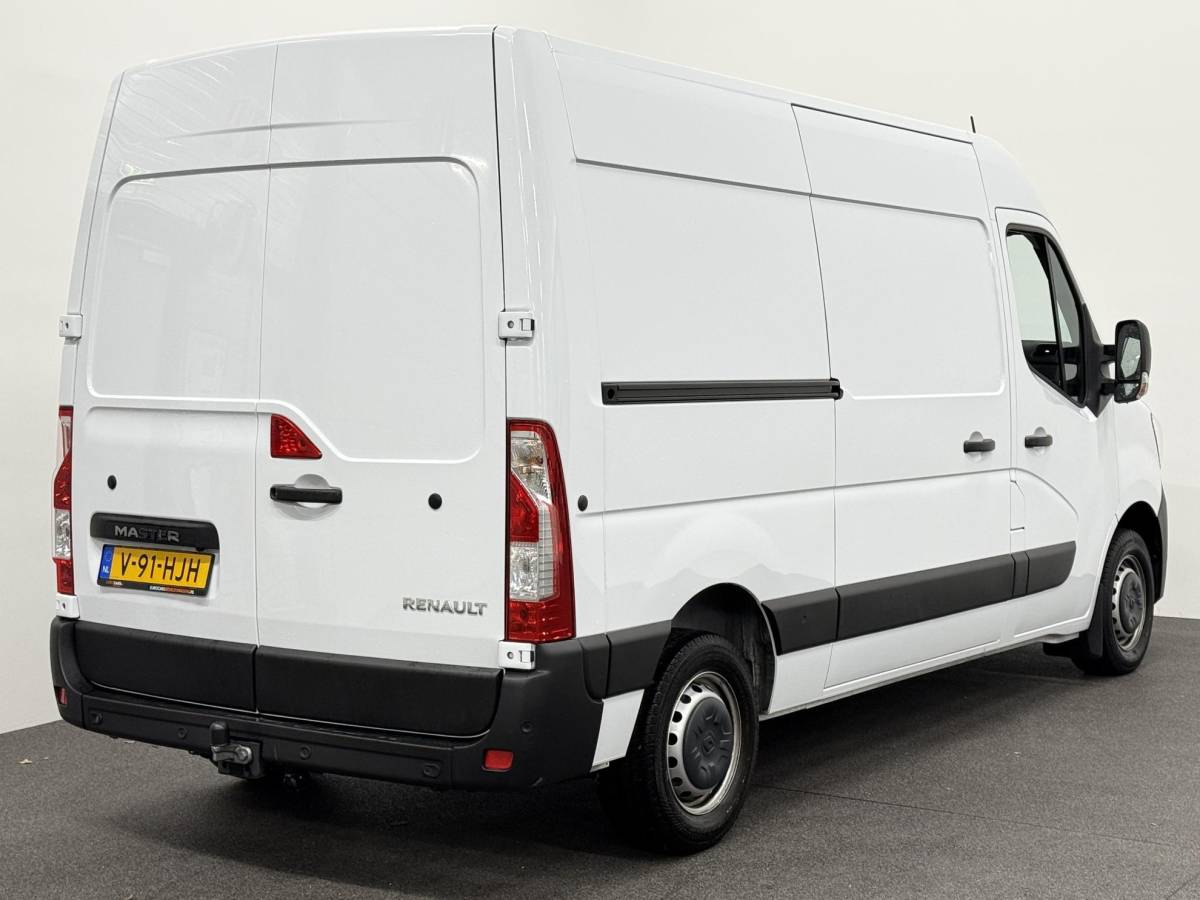 Renault Master Renault Master T33 2.3 dCi 135 L2H2 BPM VRIJ! Airco Cruise control Parkeersensoren Navigatie Trekhaak