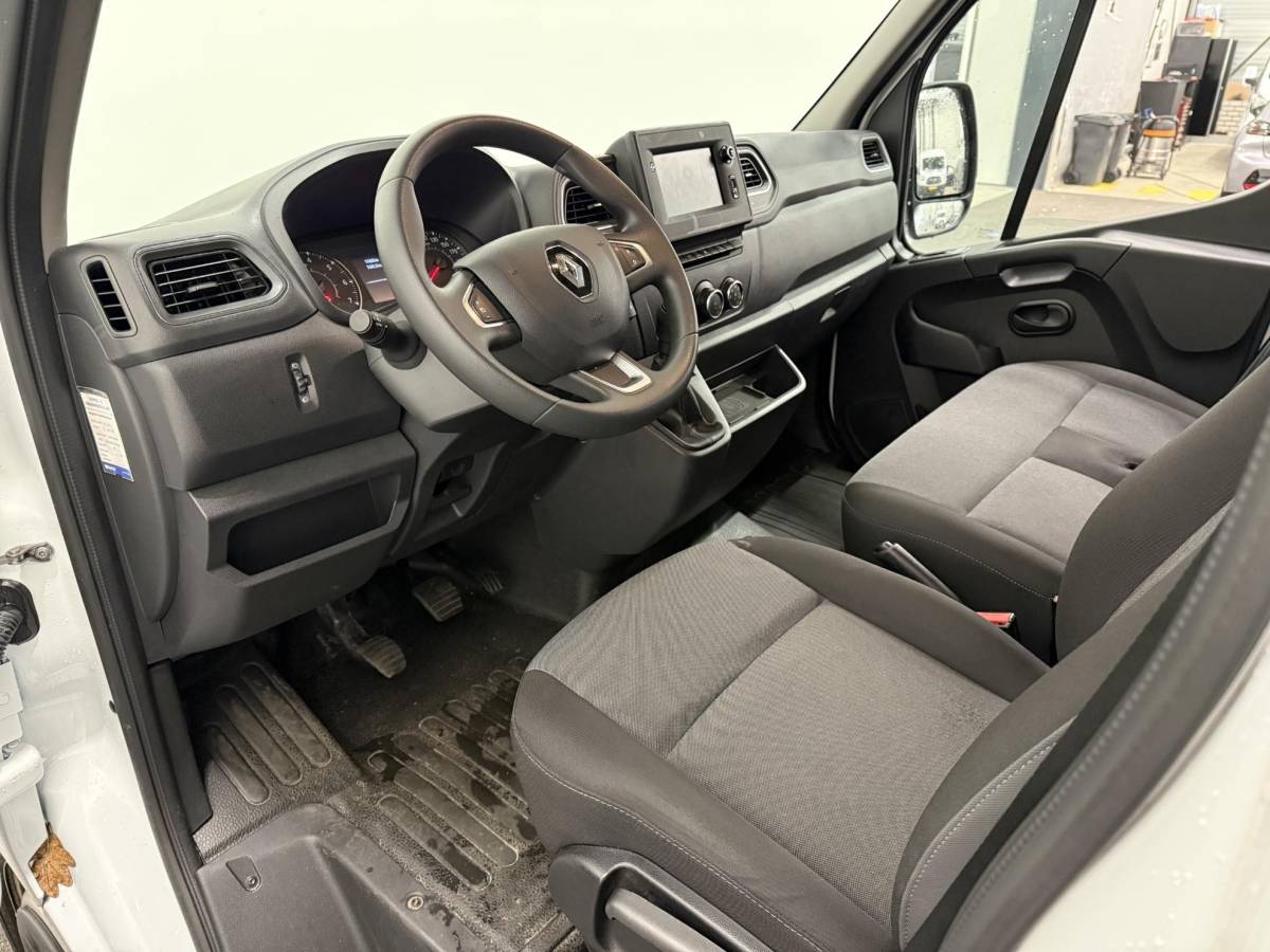 Renault Master Renault Master T33 2.3 dCi 135 L2H2 BPM VRIJ! Airco Cruise control Parkeersensoren Navigatie Trekhaak