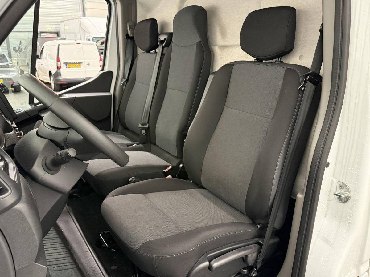Renault Master Renault Master T33 2.3 dCi 135 L2H2 BPM VRIJ! Airco Cruise control Parkeersensoren Navigatie Trekhaak