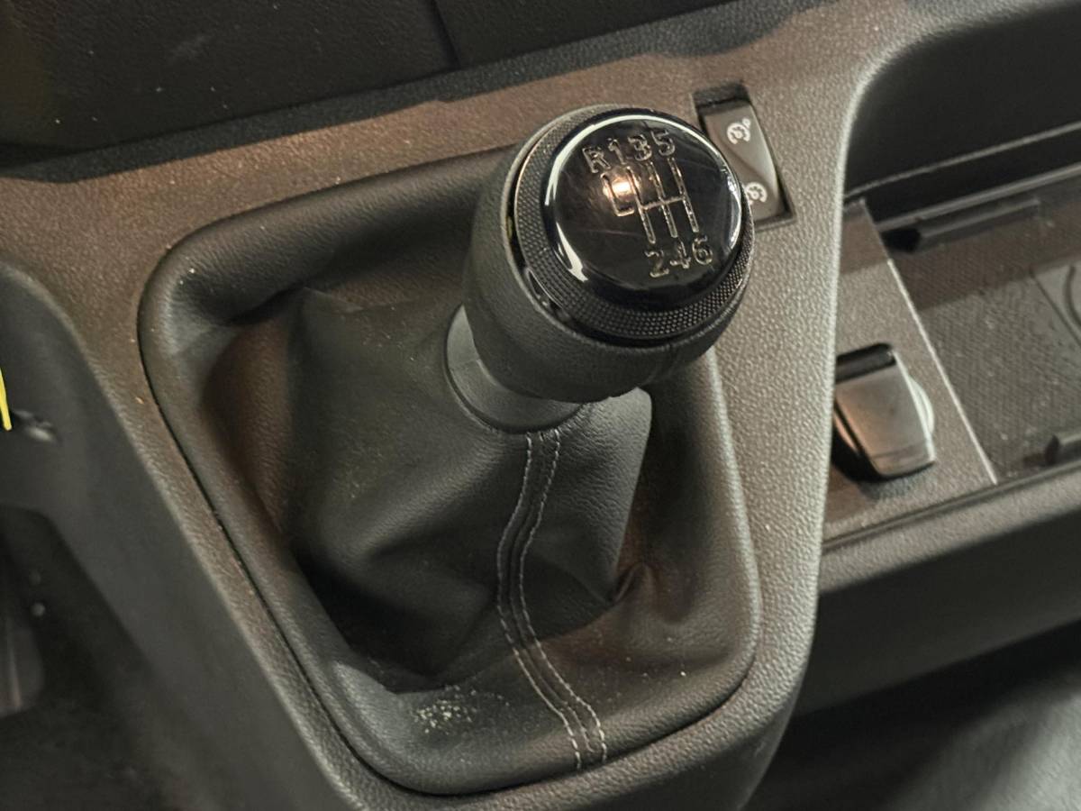 Renault Master Renault Master T33 2.3 dCi 135 L2H2 BPM VRIJ! Airco Cruise control Parkeersensoren Navigatie Trekhaak
