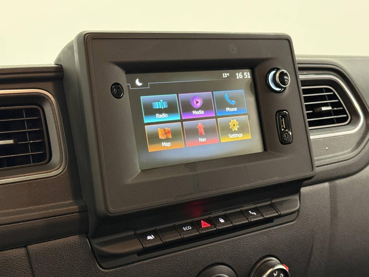 Renault Master Renault Master T33 2.3 dCi 135 L2H2 BPM VRIJ! Airco Cruise control Parkeersensoren Navigatie Trekhaak