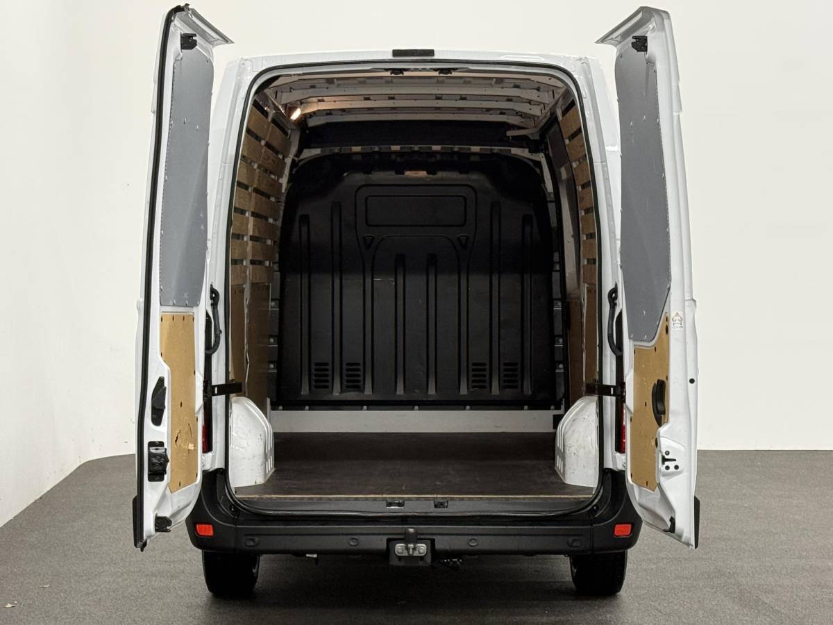 Renault Master Renault Master T33 2.3 dCi 135 L2H2 BPM VRIJ! Airco Cruise control Parkeersensoren Navigatie Trekhaak