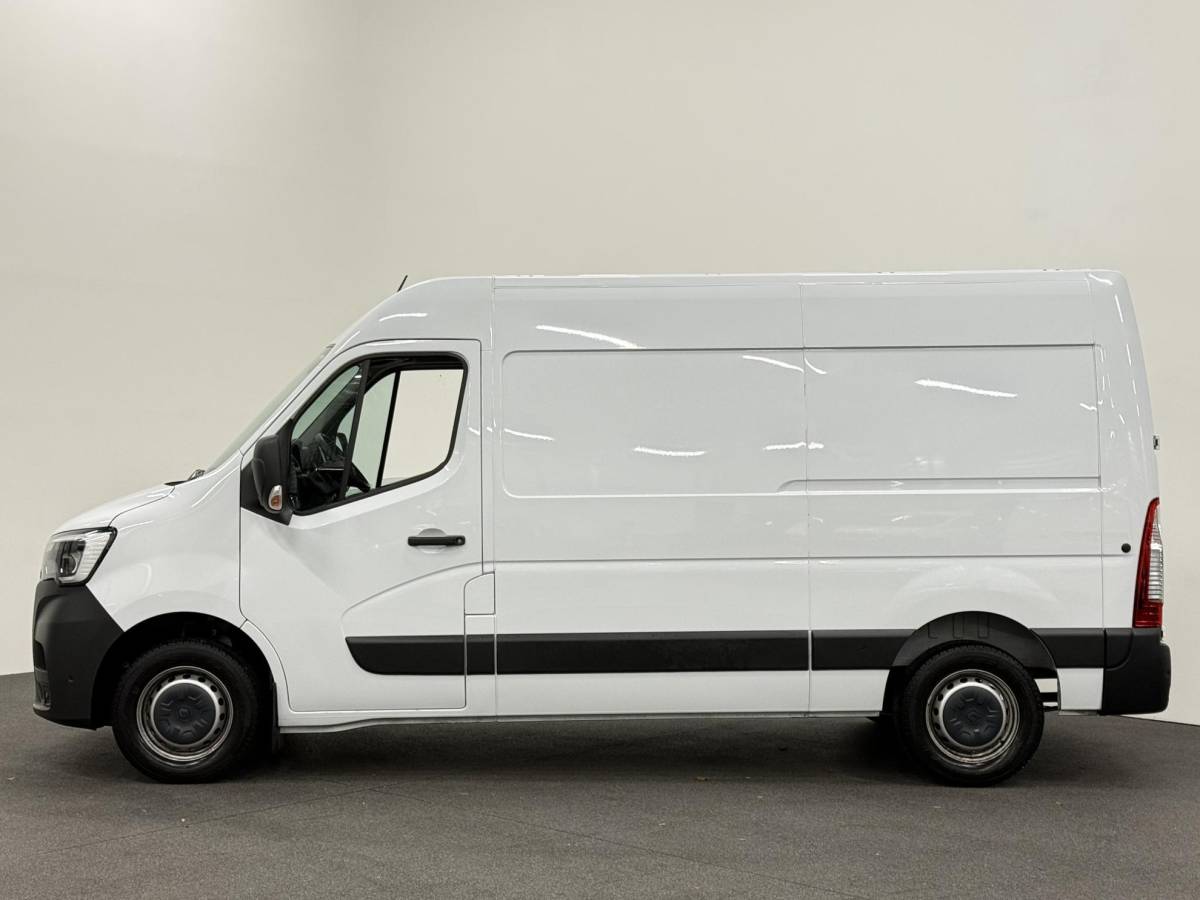 Renault Master Renault Master T33 2.3 dCi 135 L2H2 BPM VRIJ! Airco Cruise control Parkeersensoren Navigatie Trekhaak