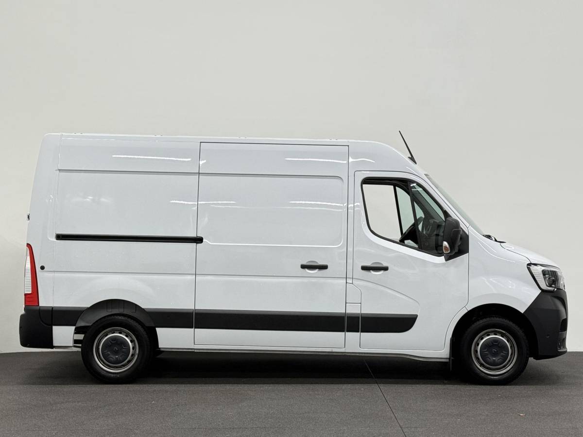 Renault Master Renault Master T33 2.3 dCi 135 L2H2 BPM VRIJ! Airco Cruise control Parkeersensoren Navigatie Trekhaak