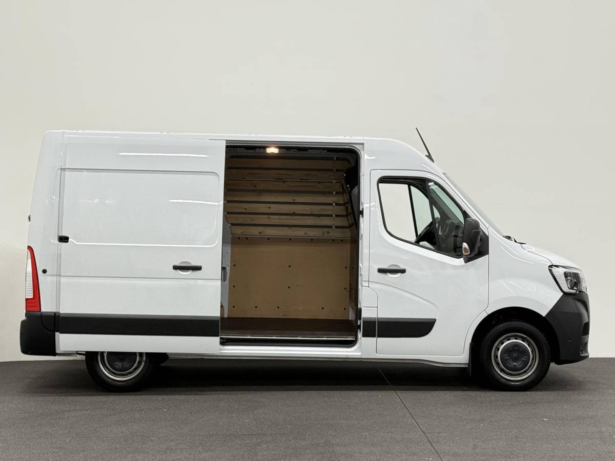 Renault Master Renault Master T33 2.3 dCi 135 L2H2 BPM VRIJ! Airco Cruise control Parkeersensoren Navigatie Trekhaak