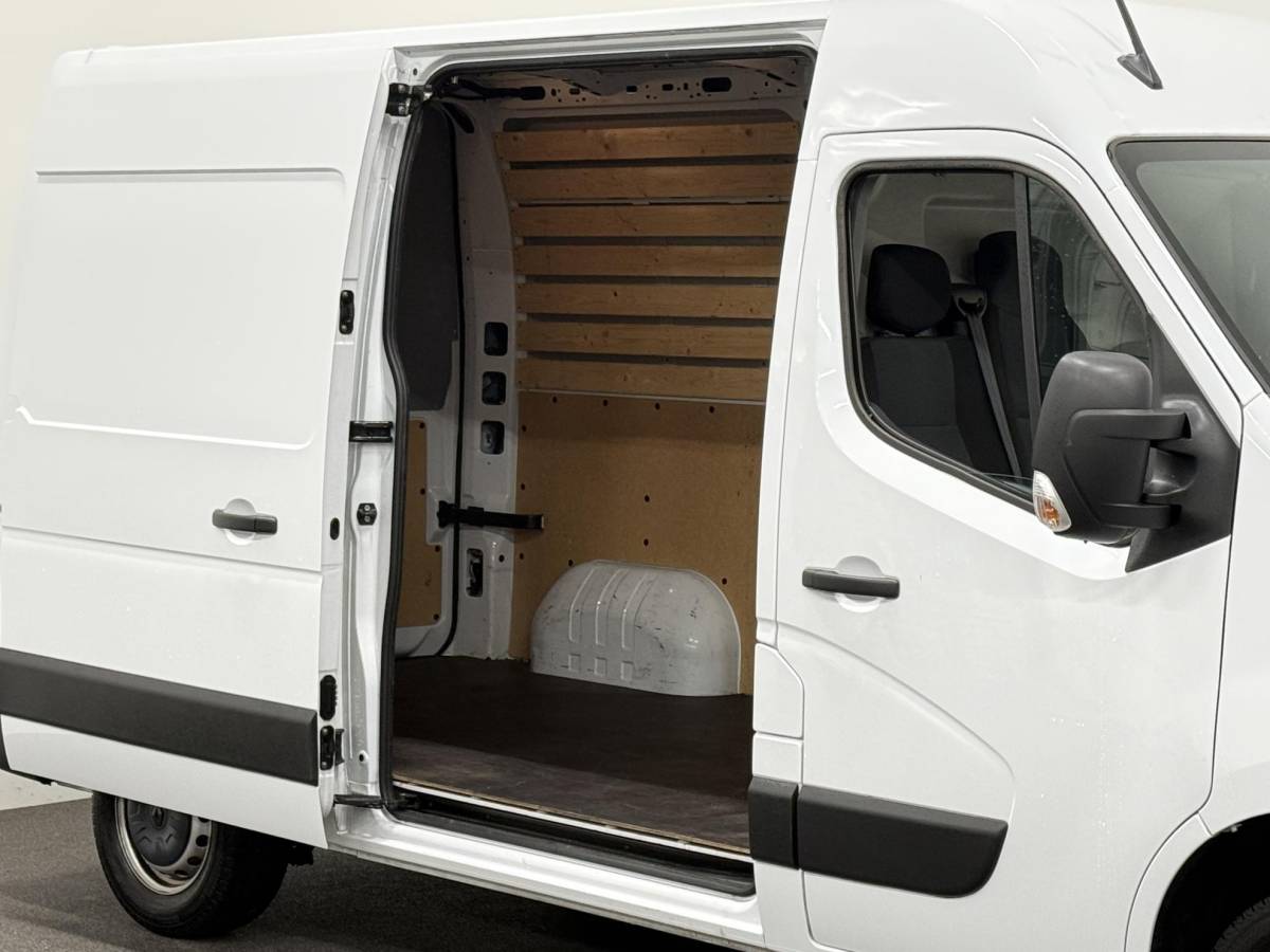 Renault Master Renault Master T33 2.3 dCi 135 L2H2 BPM VRIJ! Airco Cruise control Parkeersensoren Navigatie Trekhaak