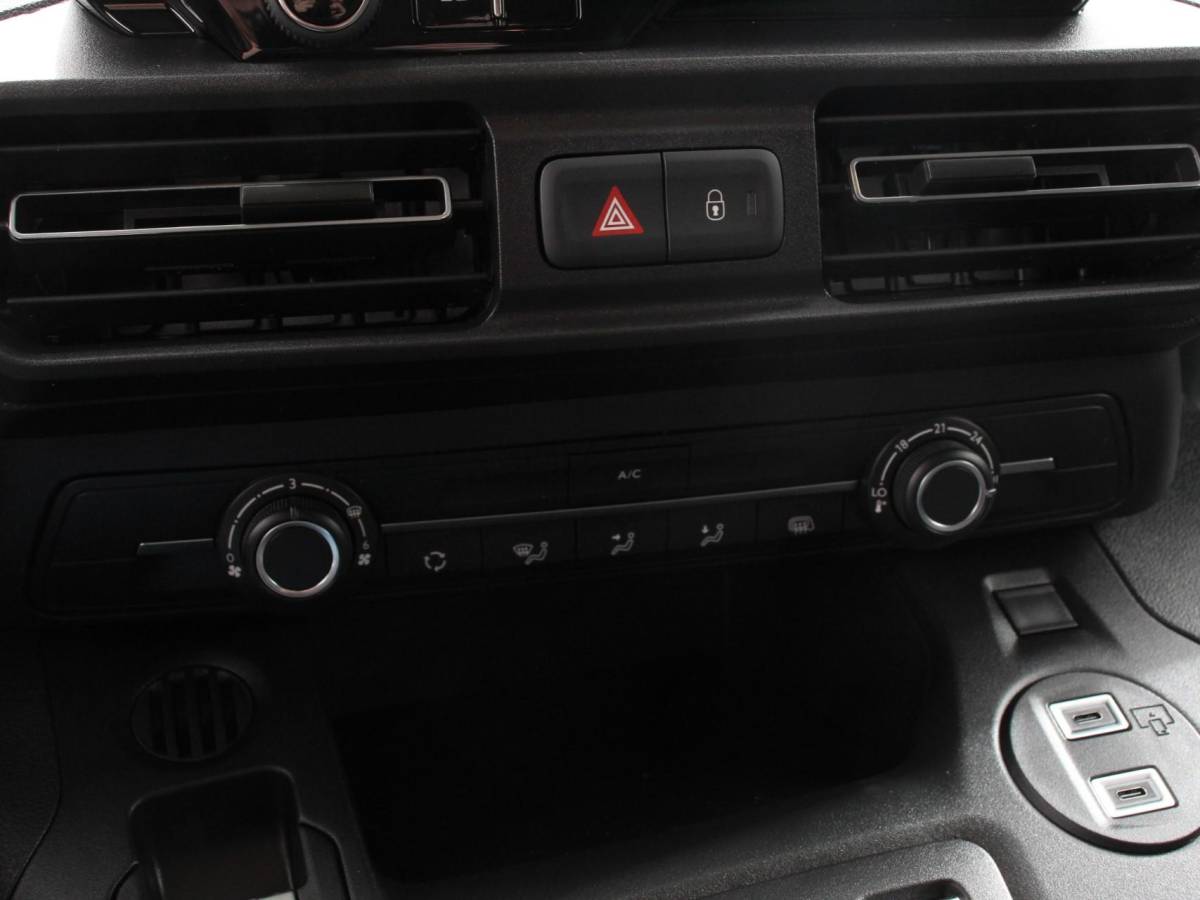 Opel Combo Opel Combo 1.5 BlueHDi 130PK L2 Automaat Apple Carplay / Android Auto Navigatie Trekhaak Airco Camera Cruise Control Parkeersensoren V+A DAB