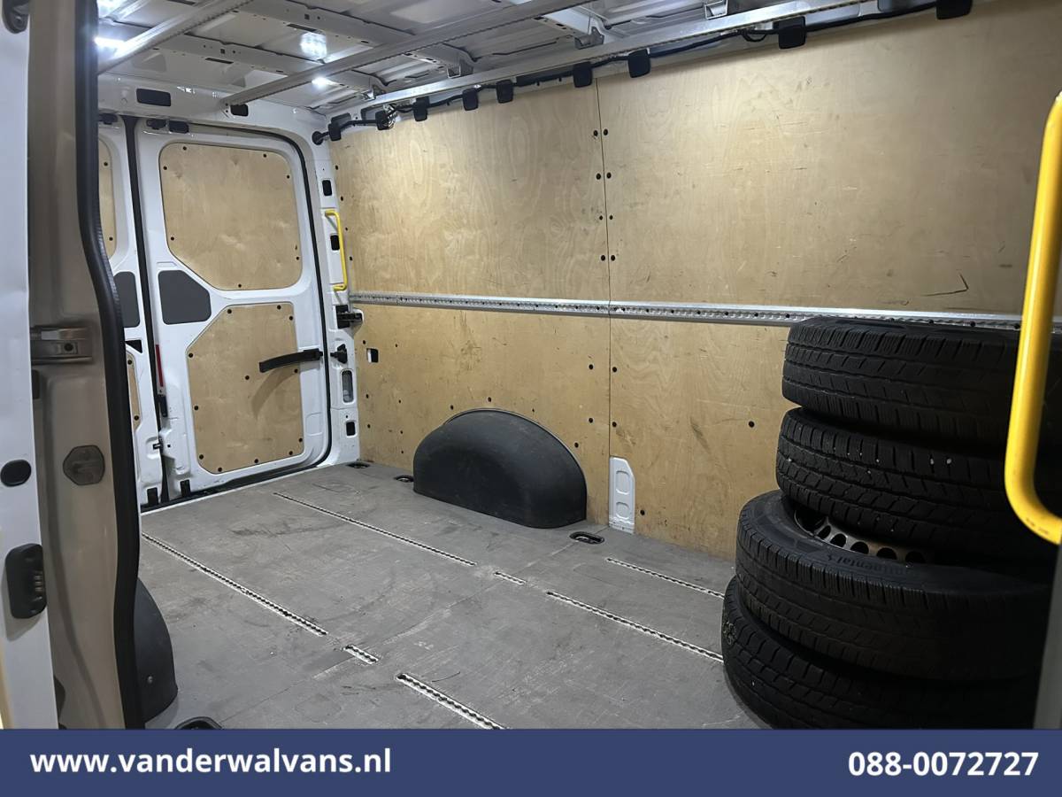 Volkswagen Crafter Volkswagen Crafter 2.0 TDI L3H2 L2H1 Euro6 Airco | Camera | Navigatie | Apple Carplay | Stoelverwarming Android Auto, 2500kg Trekhaak, Verwarmde voorruit, Parkeersensoren, Bijrijdersbank