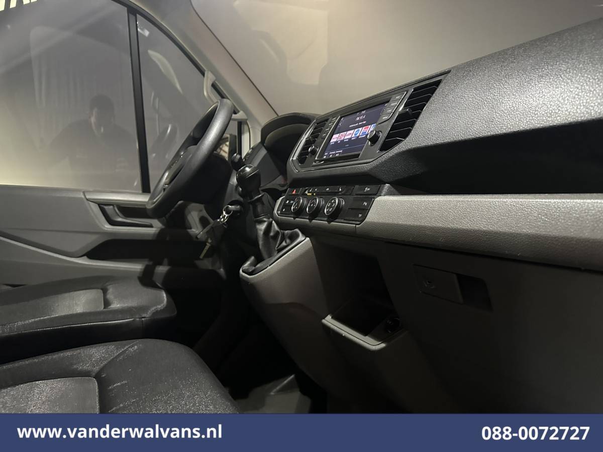 Volkswagen Crafter Volkswagen Crafter 2.0 TDI L3H2 L2H1 Euro6 Airco | Camera | Navigatie | Apple Carplay | Stoelverwarming Android Auto, 2500kg Trekhaak, Verwarmde voorruit, Parkeersensoren, Bijrijdersbank