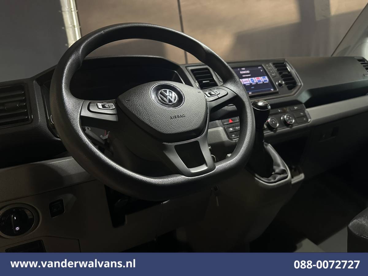 Volkswagen Crafter Volkswagen Crafter 2.0 TDI L3H2 L2H1 Euro6 Airco | Camera | Navigatie | Apple Carplay | Stoelverwarming Android Auto, 2500kg Trekhaak, Verwarmde voorruit, Parkeersensoren, Bijrijdersbank