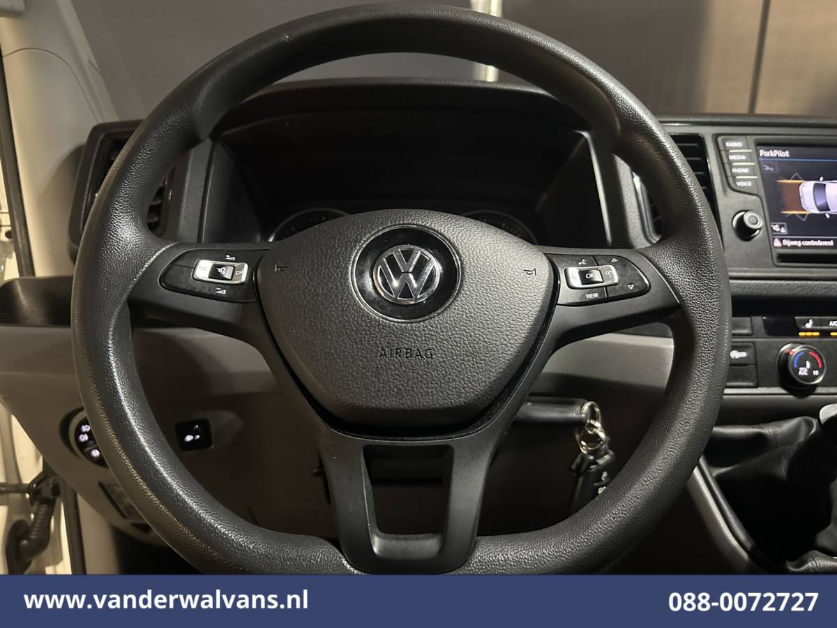 Volkswagen Crafter Volkswagen Crafter 2.0 TDI L3H2 L2H1 Euro6 Airco | Camera | Navigatie | Apple Carplay | Stoelverwarming Android Auto, 2500kg Trekhaak, Verwarmde voorruit, Parkeersensoren, Bijrijdersbank