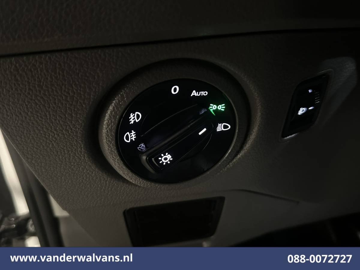 Volkswagen Crafter Volkswagen Crafter 2.0 TDI L3H2 L2H1 Euro6 Airco | Camera | Navigatie | Apple Carplay | Stoelverwarming Android Auto, 2500kg Trekhaak, Verwarmde voorruit, Parkeersensoren, Bijrijdersbank