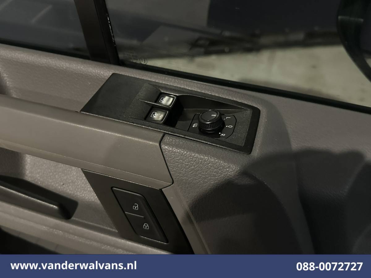 Volkswagen Crafter Volkswagen Crafter 2.0 TDI L3H2 L2H1 Euro6 Airco | Camera | Navigatie | Apple Carplay | Stoelverwarming Android Auto, 2500kg Trekhaak, Verwarmde voorruit, Parkeersensoren, Bijrijdersbank