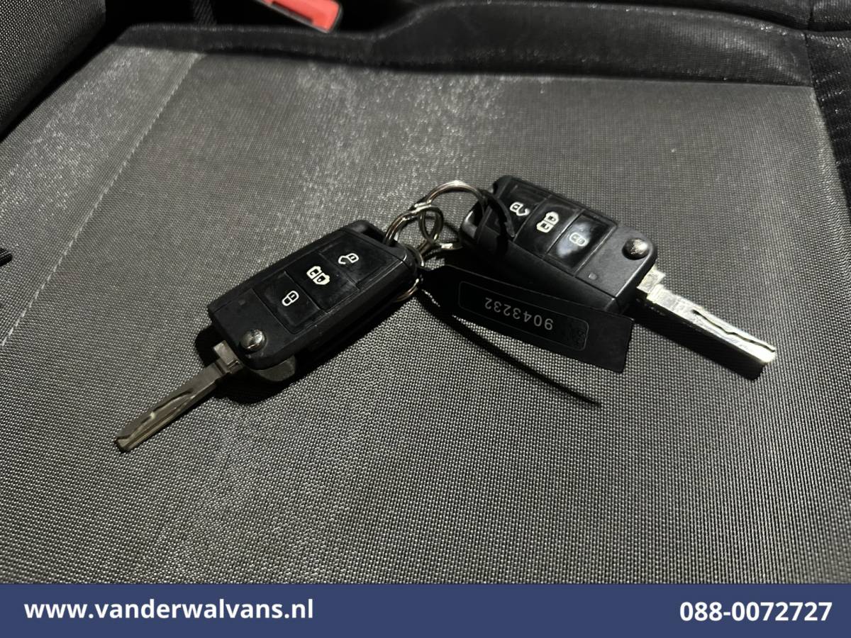 Volkswagen Crafter Volkswagen Crafter 2.0 TDI L3H2 L2H1 Euro6 Airco | Camera | Navigatie | Apple Carplay | Stoelverwarming Android Auto, 2500kg Trekhaak, Verwarmde voorruit, Parkeersensoren, Bijrijdersbank