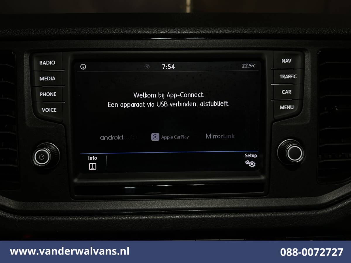 Volkswagen Crafter Volkswagen Crafter 2.0 TDI L3H2 L2H1 Euro6 Airco | Camera | Navigatie | Apple Carplay | Stoelverwarming Android Auto, 2500kg Trekhaak, Verwarmde voorruit, Parkeersensoren, Bijrijdersbank