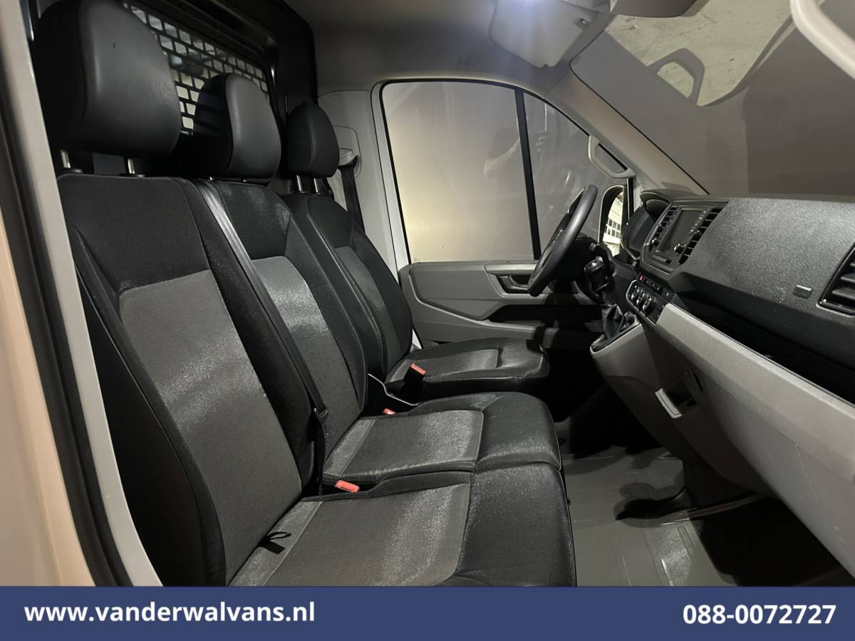 Volkswagen Crafter Volkswagen Crafter 2.0 TDI L3H2 L2H1 Euro6 Airco | Camera | Navigatie | Apple Carplay | Stoelverwarming Android Auto, 2500kg Trekhaak, Verwarmde voorruit, Parkeersensoren, Bijrijdersbank