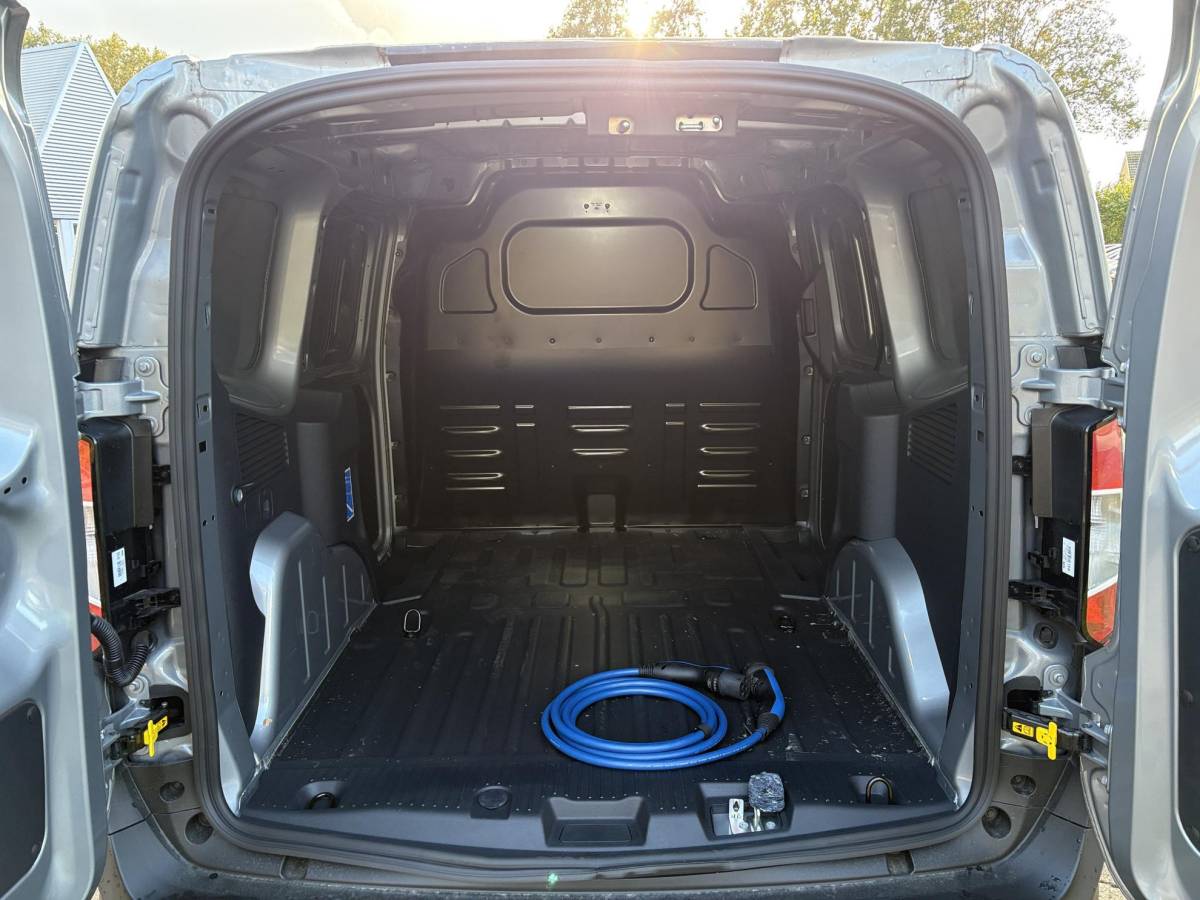 Ford E-Transit Courier Ford E-Transit Courier Limited 46 kWh | 136pk | Adaptive cruise control | Navigatie | Laadvloerbescherming | Trekhaak | LED Laadruimteverlichting