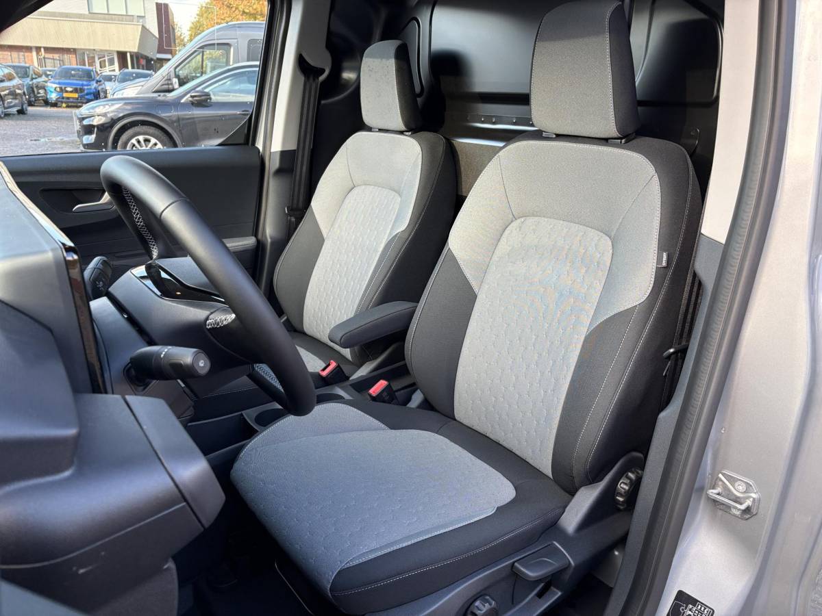 Ford E-Transit Courier Ford E-Transit Courier Limited 46 kWh | 136pk | Adaptive cruise control | Navigatie | Laadvloerbescherming | Trekhaak | LED Laadruimteverlichting