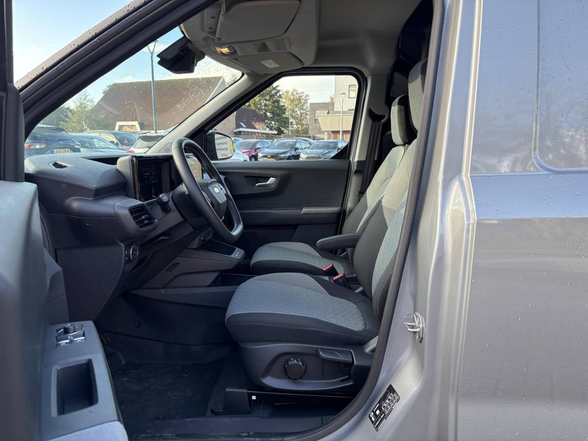Ford E-Transit Courier Ford E-Transit Courier Limited 46 kWh | 136pk | Adaptive cruise control | Navigatie | Laadvloerbescherming | Trekhaak | LED Laadruimteverlichting