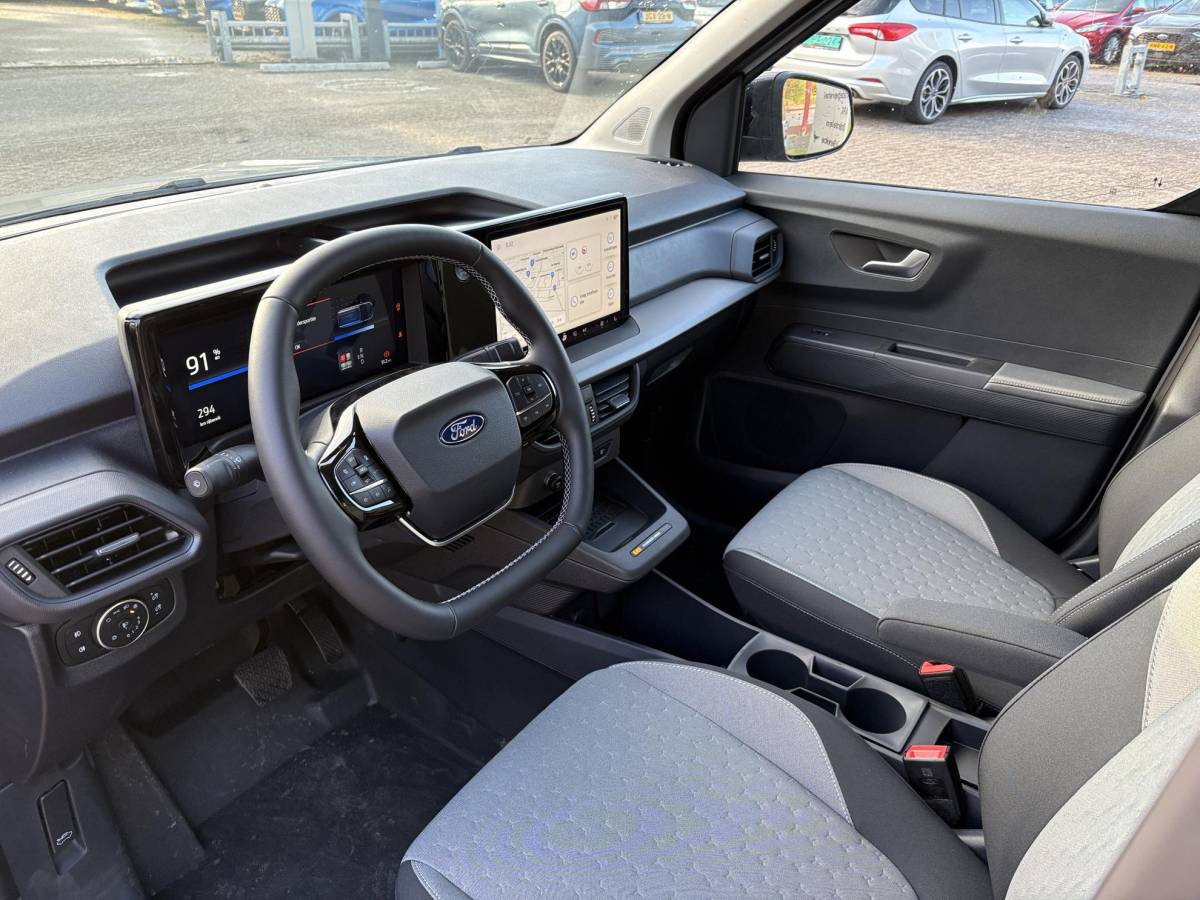 Ford E-Transit Courier Ford E-Transit Courier Limited 46 kWh | 136pk | Adaptive cruise control | Navigatie | Laadvloerbescherming | Trekhaak | LED Laadruimteverlichting