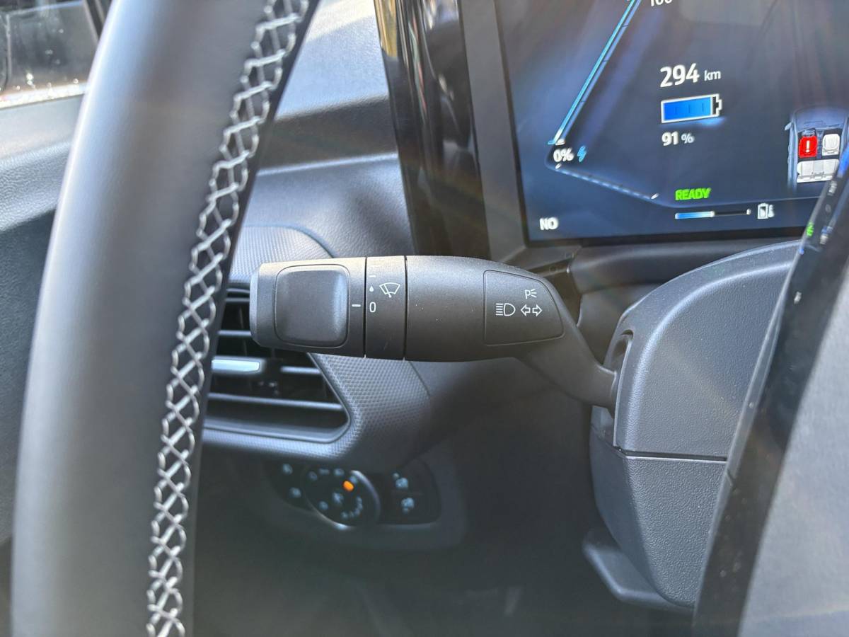 Ford E-Transit Courier Ford E-Transit Courier Limited 46 kWh | 136pk | Adaptive cruise control | Navigatie | Laadvloerbescherming | Trekhaak | LED Laadruimteverlichting
