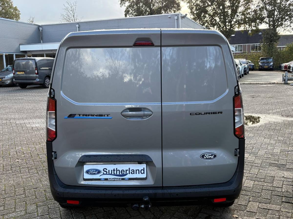 Ford E-Transit Courier Ford E-Transit Courier Limited 46 kWh | 136pk | Adaptive cruise control | Navigatie | Laadvloerbescherming | Trekhaak | LED Laadruimteverlichting