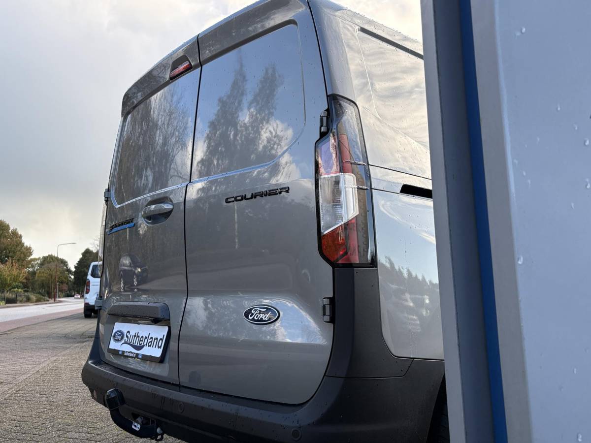 Ford E-Transit Courier Ford E-Transit Courier Limited 46 kWh | 136pk | Adaptive cruise control | Navigatie | Laadvloerbescherming | Trekhaak | LED Laadruimteverlichting