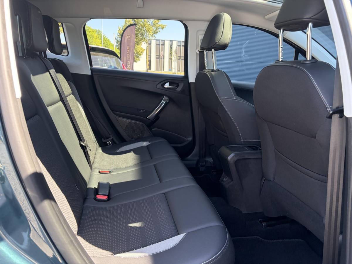 Peugeot 2008 Peugeot 2008 1.2 PureTech Allure D-riem vv in 02-2026 l Pano l Carplay l Camera l Halfleder l 110pk l Dealer Onderhouden l 2e Eigenaar l Navi l Clima l Cruise l Pdc l Lm velgen l Apk tot 02-2027