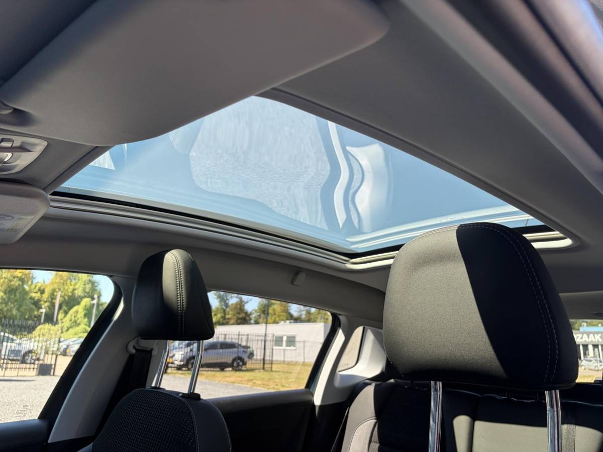 Peugeot 2008 Peugeot 2008 1.2 PureTech Allure D-riem vv in 02-2026 l Pano l Carplay l Camera l Halfleder l 110pk l Dealer Onderhouden l 2e Eigenaar l Navi l Clima l Cruise l Pdc l Lm velgen l Apk tot 02-2027
