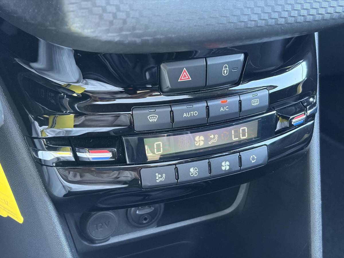 Peugeot 2008 Peugeot 2008 1.2 PureTech Allure D-riem vv in 02-2026 l Pano l Carplay l Camera l Halfleder l 110pk l Dealer Onderhouden l 2e Eigenaar l Navi l Clima l Cruise l Pdc l Lm velgen l Apk tot 02-2027