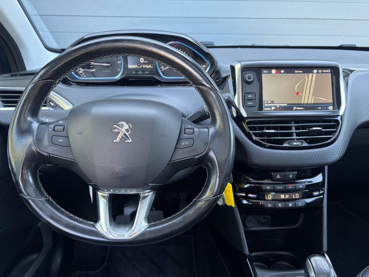 Peugeot 2008 Peugeot 2008 1.2 PureTech Allure D-riem vv in 02-2026 l Pano l Carplay l Camera l Halfleder l 110pk l Dealer Onderhouden l 2e Eigenaar l Navi l Clima l Cruise l Pdc l Lm velgen l Apk tot 02-2027