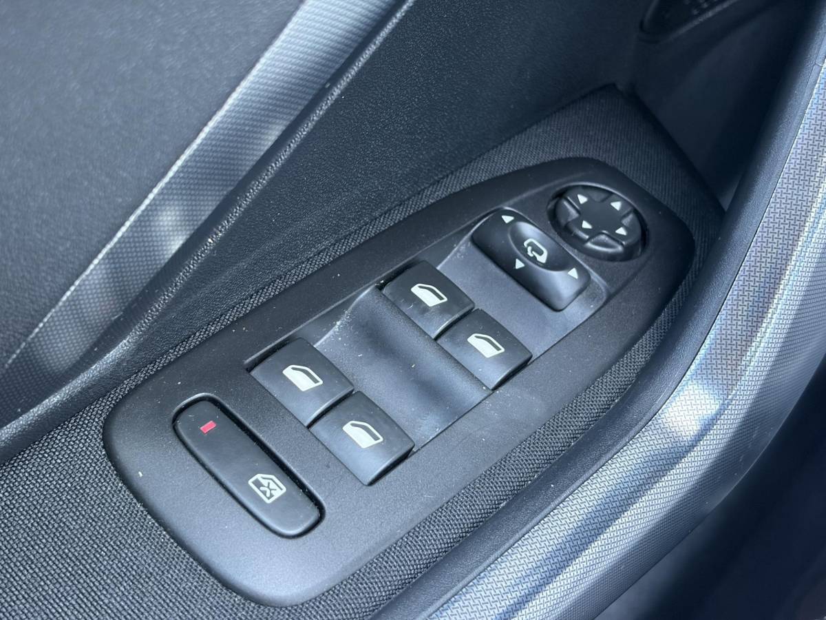 Peugeot 2008 Peugeot 2008 1.2 PureTech Allure D-riem vv in 02-2026 l Pano l Carplay l Camera l Halfleder l 110pk l Dealer Onderhouden l 2e Eigenaar l Navi l Clima l Cruise l Pdc l Lm velgen l Apk tot 02-2027