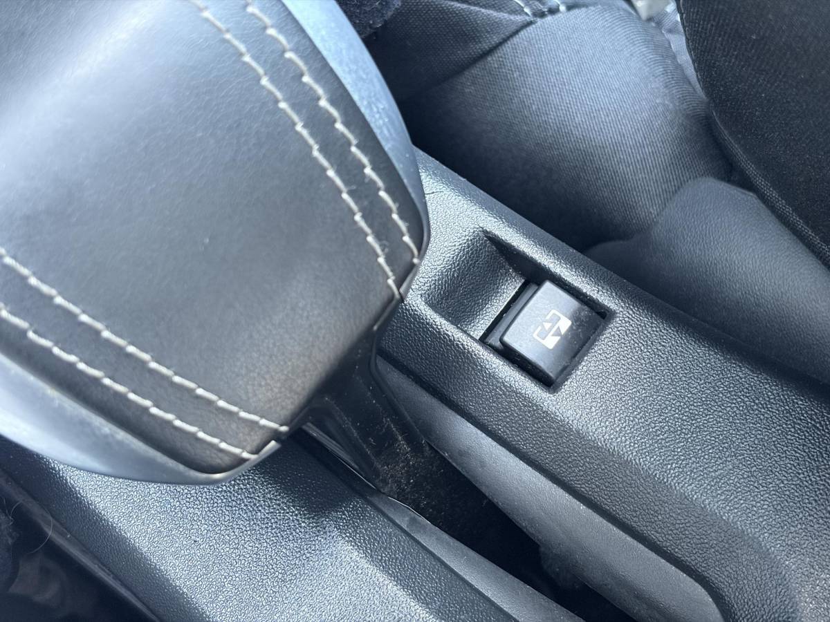 Peugeot 2008 Peugeot 2008 1.2 PureTech Allure D-riem vv in 02-2026 l Pano l Carplay l Camera l Halfleder l 110pk l Dealer Onderhouden l 2e Eigenaar l Navi l Clima l Cruise l Pdc l Lm velgen l Apk tot 02-2027