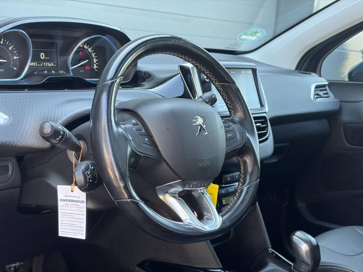 Peugeot 2008 Peugeot 2008 1.2 PureTech Allure D-riem vv in 02-2026 l Pano l Carplay l Camera l Halfleder l 110pk l Dealer Onderhouden l 2e Eigenaar l Navi l Clima l Cruise l Pdc l Lm velgen l Apk tot 02-2027