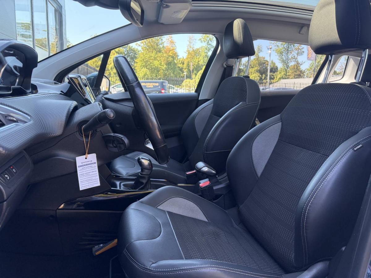 Peugeot 2008 Peugeot 2008 1.2 PureTech Allure D-riem vv in 02-2026 l Pano l Carplay l Camera l Halfleder l 110pk l Dealer Onderhouden l 2e Eigenaar l Navi l Clima l Cruise l Pdc l Lm velgen l Apk tot 02-2027