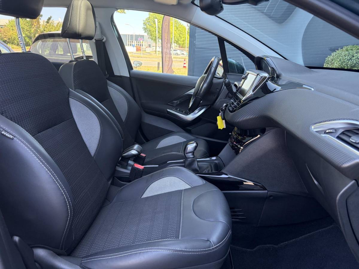 Peugeot 2008 Peugeot 2008 1.2 PureTech Allure D-riem vv in 02-2026 l Pano l Carplay l Camera l Halfleder l 110pk l Dealer Onderhouden l 2e Eigenaar l Navi l Clima l Cruise l Pdc l Lm velgen l Apk tot 02-2027