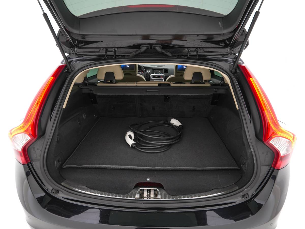 Volvo V60 Volvo V60 2.4 D6 Twin Engine Summum AWD Aut. *PANO | LEATHER | XENON | ADAPTIVE-CRUISE | HARMAN/KARDON-AUDIO  | BLIS | MEMORY-PACK | HEATED-COMFORTSEATS | CAMERA | PRIVACY-GLASS | NAVI-FULLMAP | ECC | ENTERTAINMENT-PACK |  PDC | 17