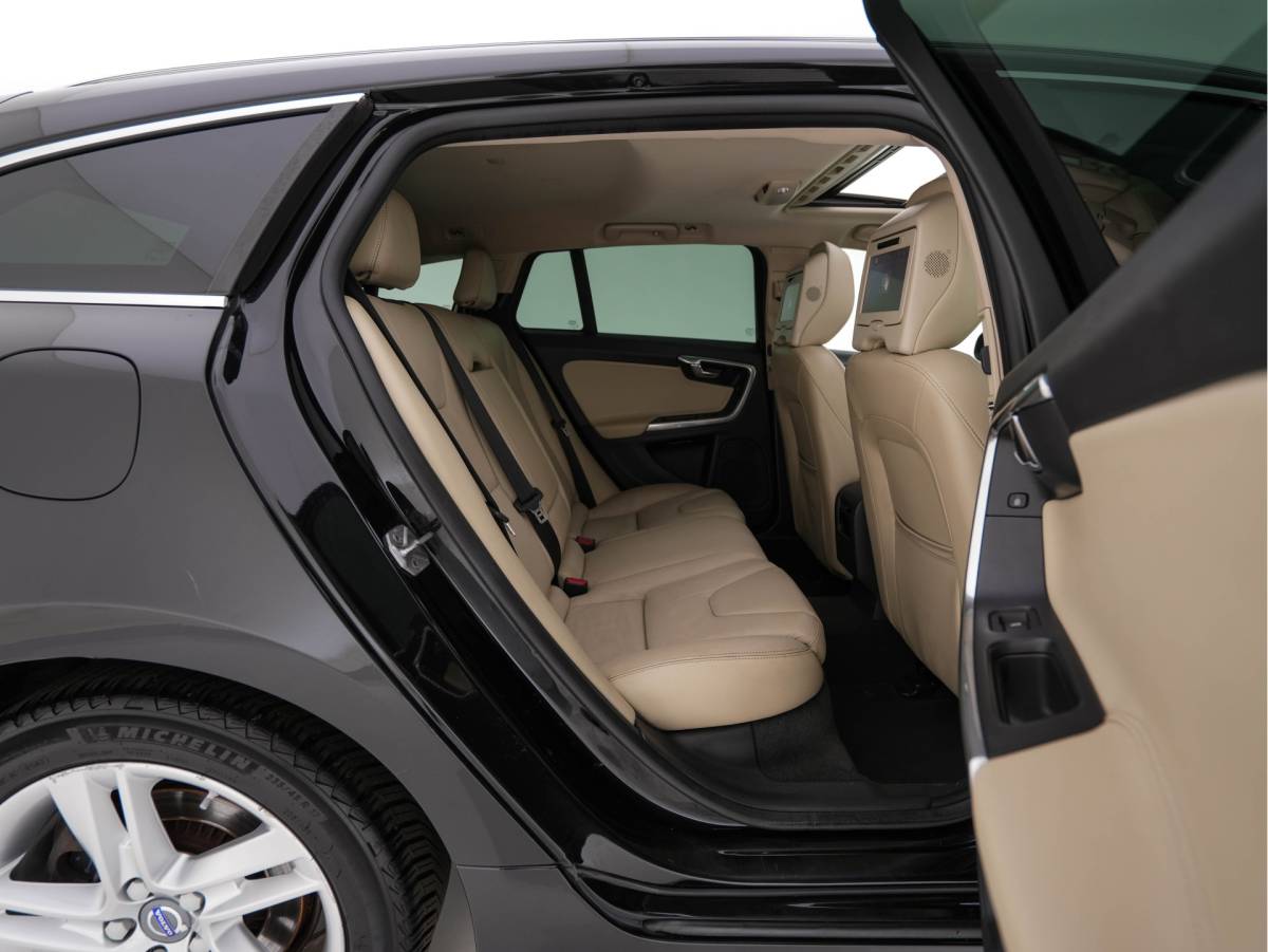 Volvo V60 Volvo V60 2.4 D6 Twin Engine Summum AWD Aut. *PANO | LEATHER | XENON | ADAPTIVE-CRUISE | HARMAN/KARDON-AUDIO  | BLIS | MEMORY-PACK | HEATED-COMFORTSEATS | CAMERA | PRIVACY-GLASS | NAVI-FULLMAP | ECC | ENTERTAINMENT-PACK |  PDC | 17