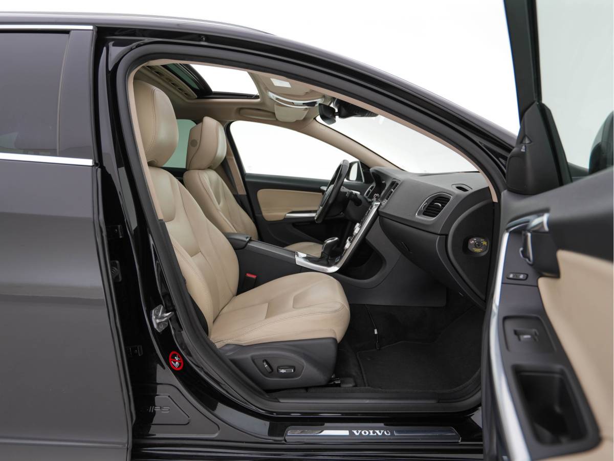Volvo V60 Volvo V60 2.4 D6 Twin Engine Summum AWD Aut. *PANO | LEATHER | XENON | ADAPTIVE-CRUISE | HARMAN/KARDON-AUDIO  | BLIS | MEMORY-PACK | HEATED-COMFORTSEATS | CAMERA | PRIVACY-GLASS | NAVI-FULLMAP | ECC | ENTERTAINMENT-PACK |  PDC | 17