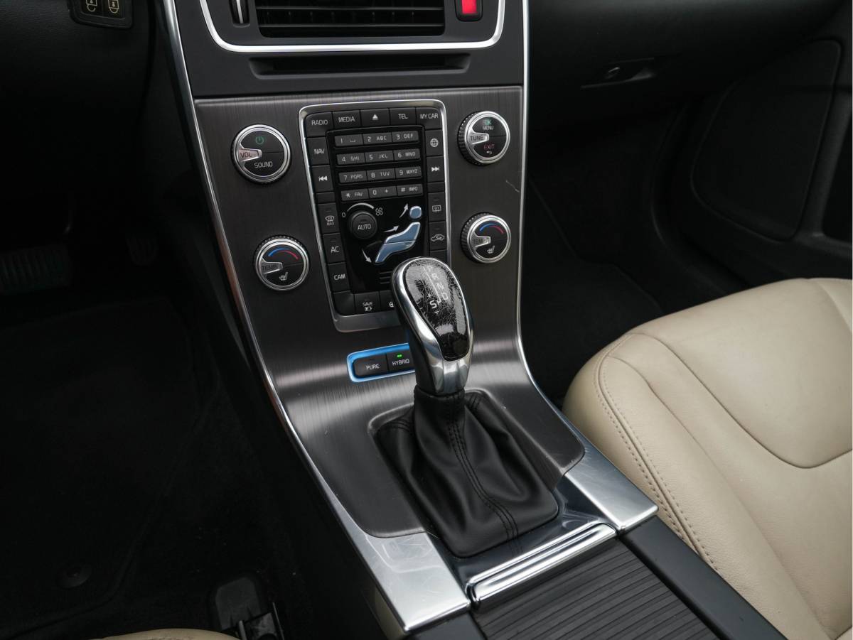 Volvo V60 Volvo V60 2.4 D6 Twin Engine Summum AWD Aut. *PANO | LEATHER | XENON | ADAPTIVE-CRUISE | HARMAN/KARDON-AUDIO  | BLIS | MEMORY-PACK | HEATED-COMFORTSEATS | CAMERA | PRIVACY-GLASS | NAVI-FULLMAP | ECC | ENTERTAINMENT-PACK |  PDC | 17