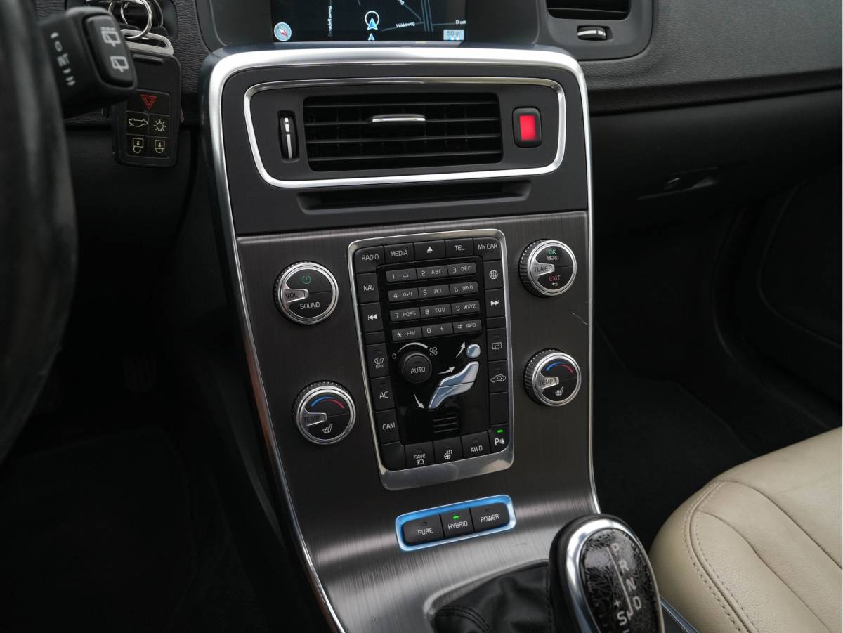 Volvo V60 Volvo V60 2.4 D6 Twin Engine Summum AWD Aut. *PANO | LEATHER | XENON | ADAPTIVE-CRUISE | HARMAN/KARDON-AUDIO  | BLIS | MEMORY-PACK | HEATED-COMFORTSEATS | CAMERA | PRIVACY-GLASS | NAVI-FULLMAP | ECC | ENTERTAINMENT-PACK |  PDC | 17