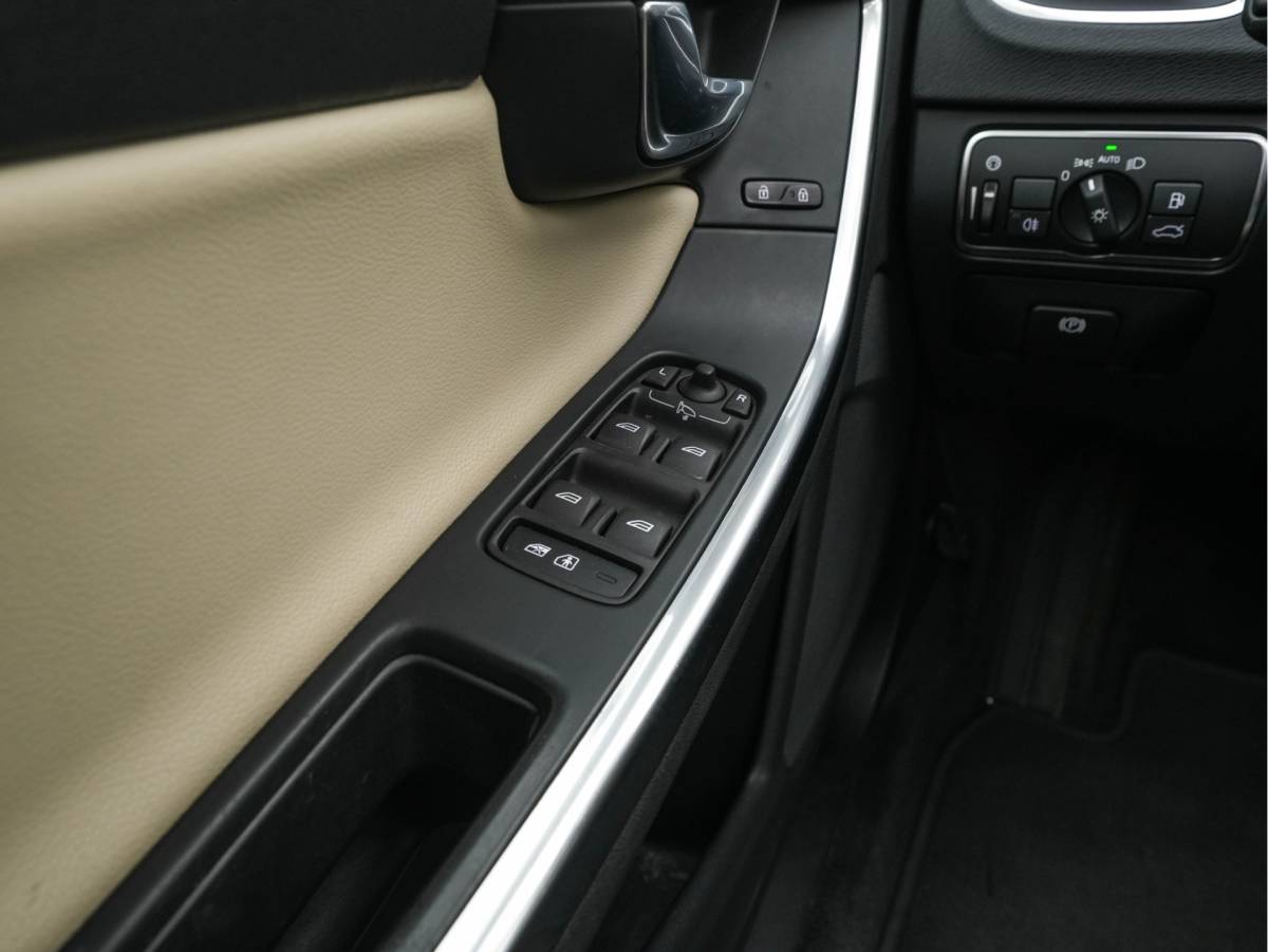 Volvo V60 Volvo V60 2.4 D6 Twin Engine Summum AWD Aut. *PANO | LEATHER | XENON | ADAPTIVE-CRUISE | HARMAN/KARDON-AUDIO  | BLIS | MEMORY-PACK | HEATED-COMFORTSEATS | CAMERA | PRIVACY-GLASS | NAVI-FULLMAP | ECC | ENTERTAINMENT-PACK |  PDC | 17