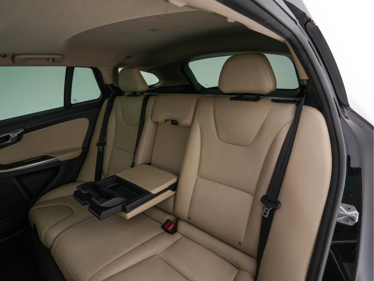 Volvo V60 Volvo V60 2.4 D6 Twin Engine Summum AWD Aut. *PANO | LEATHER | XENON | ADAPTIVE-CRUISE | HARMAN/KARDON-AUDIO  | BLIS | MEMORY-PACK | HEATED-COMFORTSEATS | CAMERA | PRIVACY-GLASS | NAVI-FULLMAP | ECC | ENTERTAINMENT-PACK |  PDC | 17