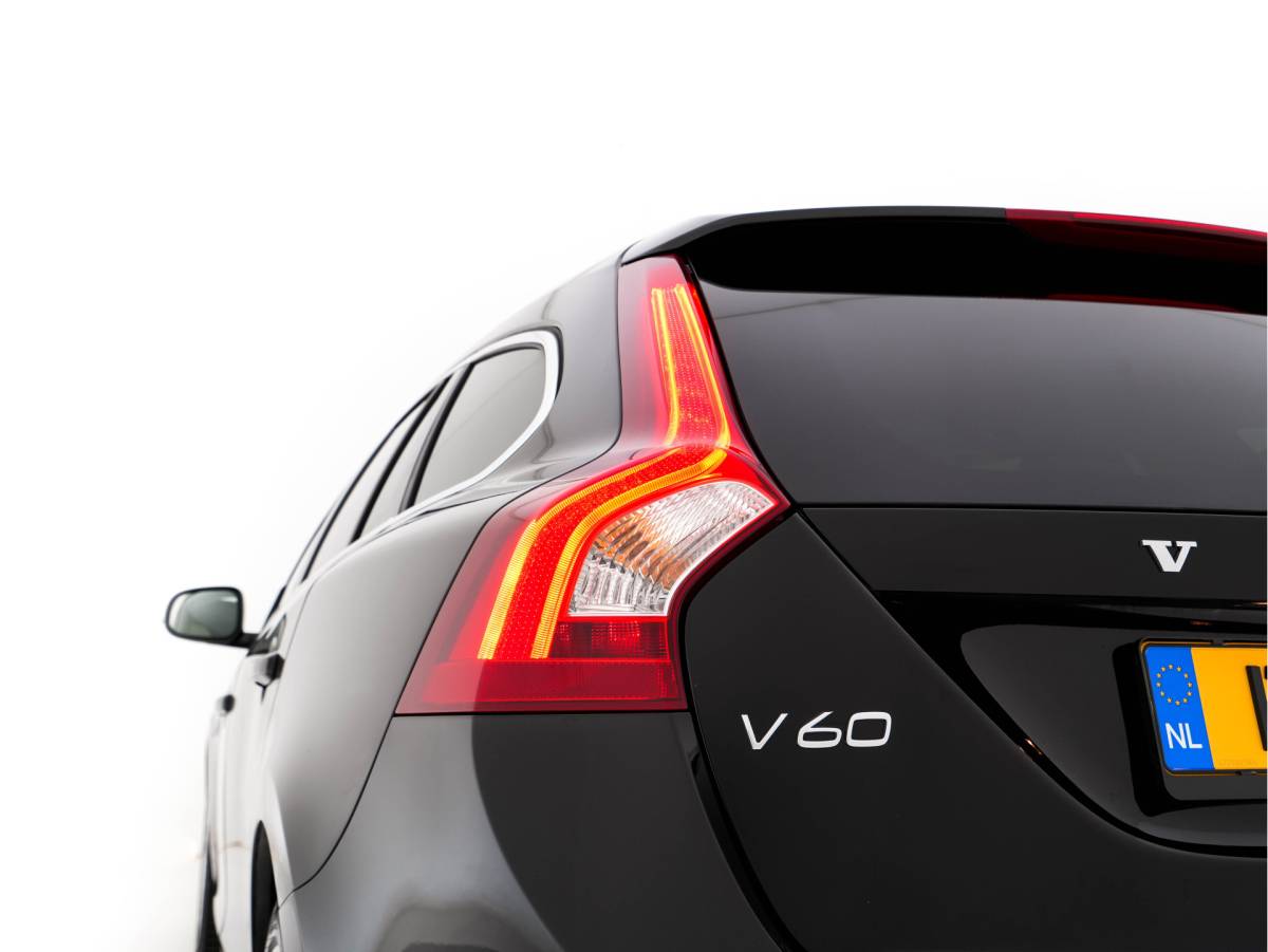 Volvo V60 Volvo V60 2.4 D6 Twin Engine Summum AWD Aut. *PANO | LEATHER | XENON | ADAPTIVE-CRUISE | HARMAN/KARDON-AUDIO  | BLIS | MEMORY-PACK | HEATED-COMFORTSEATS | CAMERA | PRIVACY-GLASS | NAVI-FULLMAP | ECC | ENTERTAINMENT-PACK |  PDC | 17