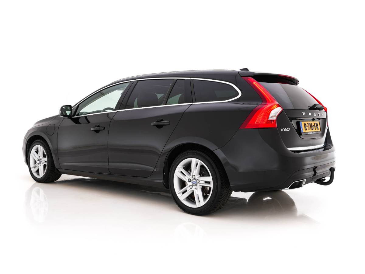 Volvo V60 Volvo V60 2.4 D6 Twin Engine Summum AWD Aut. *PANO | LEATHER | XENON | ADAPTIVE-CRUISE | HARMAN/KARDON-AUDIO  | BLIS | MEMORY-PACK | HEATED-COMFORTSEATS | CAMERA | PRIVACY-GLASS | NAVI-FULLMAP | ECC | ENTERTAINMENT-PACK |  PDC | 17