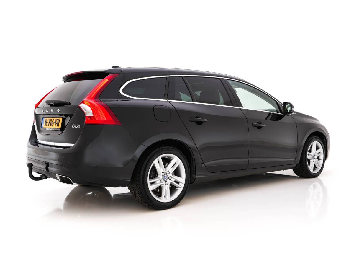 Volvo V60 Volvo V60 2.4 D6 Twin Engine Summum AWD Aut. *PANO | LEATHER | XENON | ADAPTIVE-CRUISE | HARMAN/KARDON-AUDIO  | BLIS | MEMORY-PACK | HEATED-COMFORTSEATS | CAMERA | PRIVACY-GLASS | NAVI-FULLMAP | ECC | ENTERTAINMENT-PACK |  PDC | 17