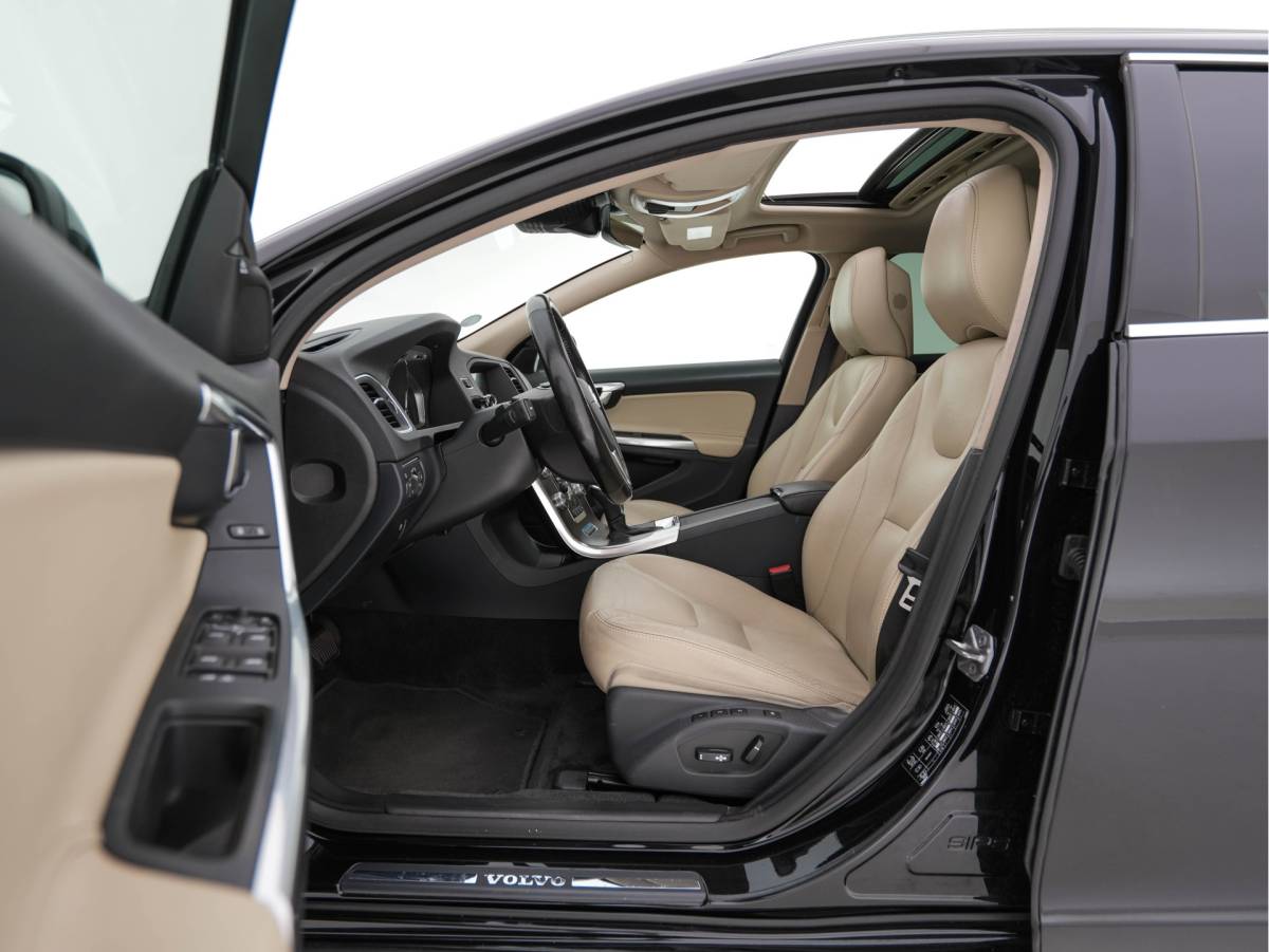 Volvo V60 Volvo V60 2.4 D6 Twin Engine Summum AWD Aut. *PANO | LEATHER | XENON | ADAPTIVE-CRUISE | HARMAN/KARDON-AUDIO  | BLIS | MEMORY-PACK | HEATED-COMFORTSEATS | CAMERA | PRIVACY-GLASS | NAVI-FULLMAP | ECC | ENTERTAINMENT-PACK |  PDC | 17
