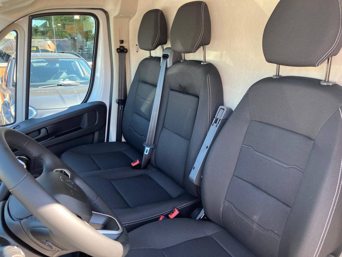 Citroën Jumper Citroen Jumper 2.2 BlueHDi 140 S&S L2H2 3.5t | Adaptieve Cruise control | Achteruitrijcamera | Climate control  | Navigatie | 3 persoons | Side steps | Lichtmetalen velgen black | Pushbar