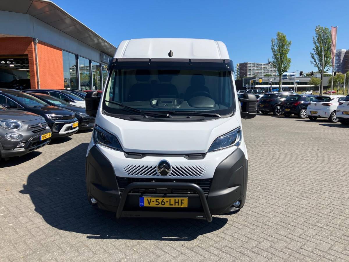 Citroën Jumper Citroen Jumper 2.2 BlueHDi 140 S&S L2H2 3.5t | Adaptieve Cruise control | Achteruitrijcamera | Climate control  | Navigatie | 3 persoons | Side steps | Lichtmetalen velgen black | Pushbar
