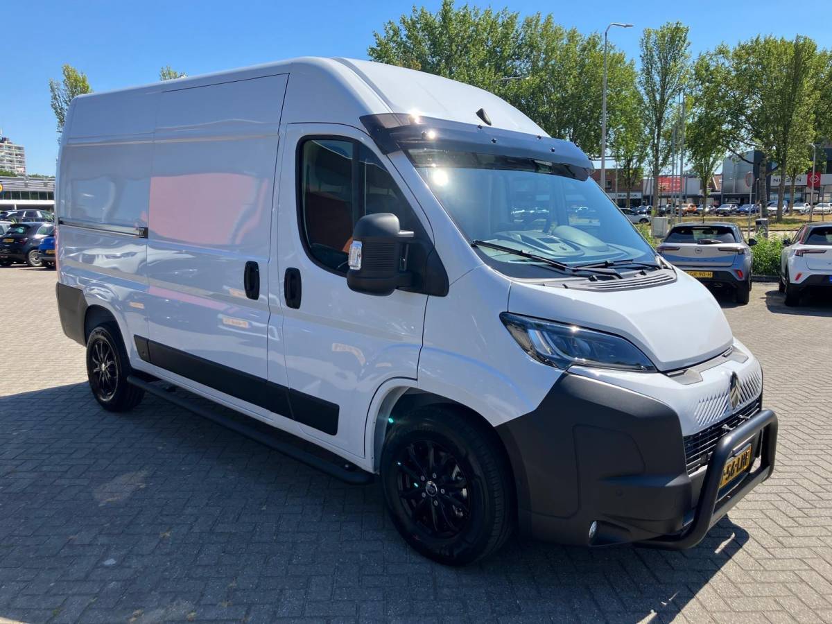 Citroën Jumper Citroen Jumper 2.2 BlueHDi 140 S&S L2H2 3.5t | Adaptieve Cruise control | Achteruitrijcamera | Climate control  | Navigatie | 3 persoons | Side steps | Lichtmetalen velgen black | Pushbar